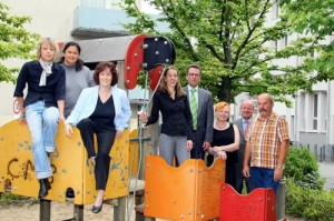 Oberbürgermeister Gregor Kathstede mit Krefelder Spielplatzpaten (Foto: Stadt Krefeld)